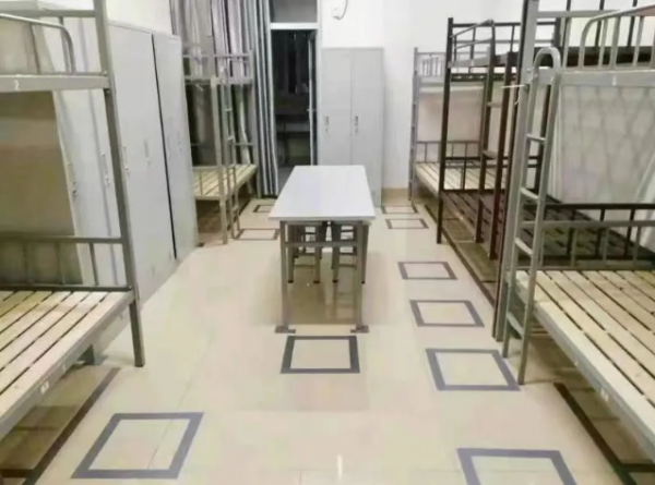 急招服务员包吃住 急招服务员包吃住